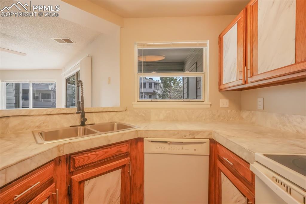 Image 13 of 27: Kitchen