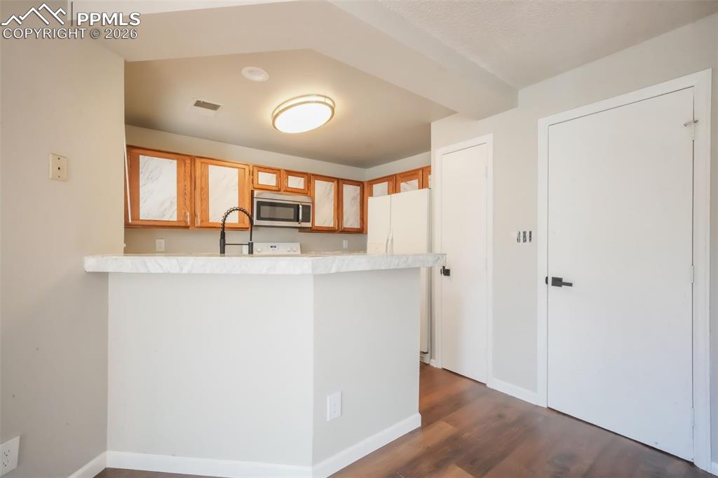 Image 14 of 27: Kitchen