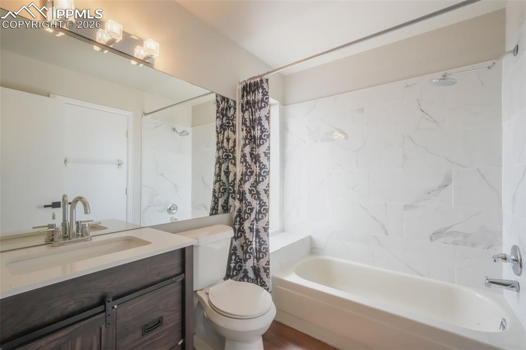 Image 18 of 27: Bathroom