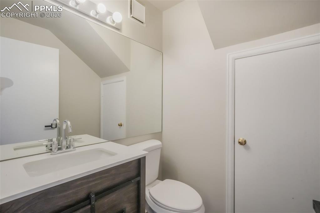 Image 19 of 27: Bathroom