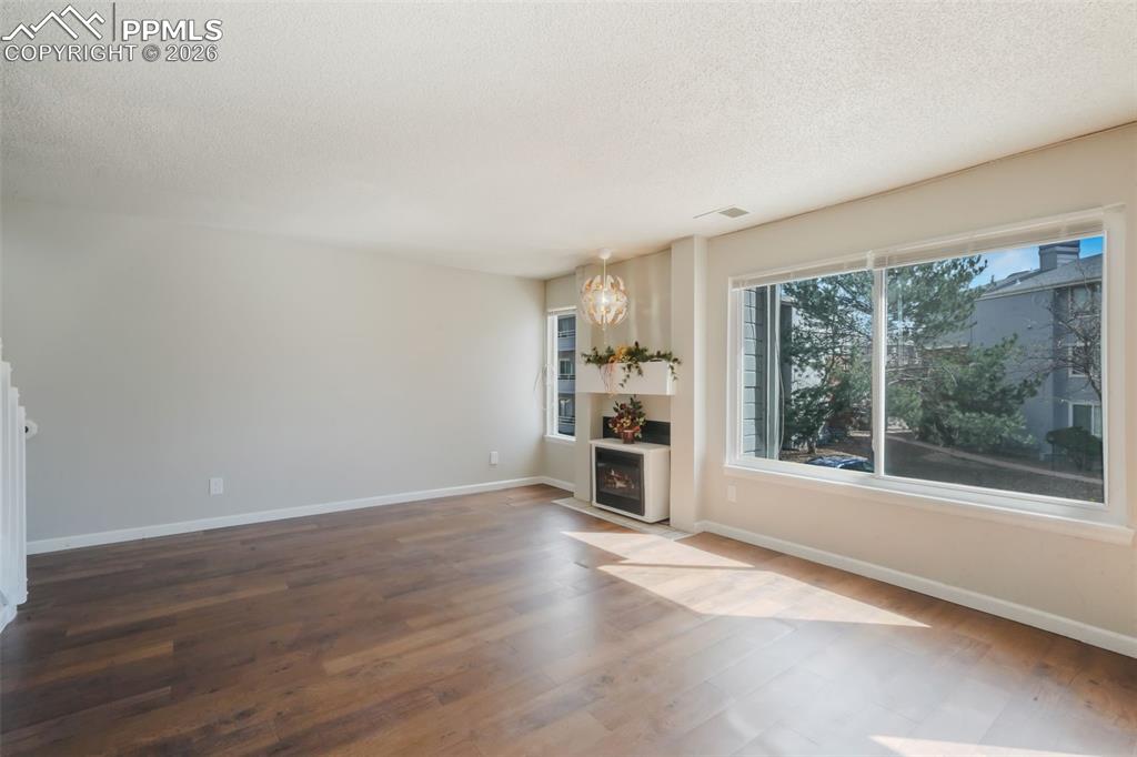 Image 6 of 27: Living Room