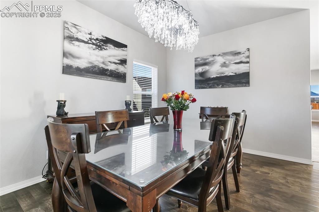 Image 14 of 42: Dining Area