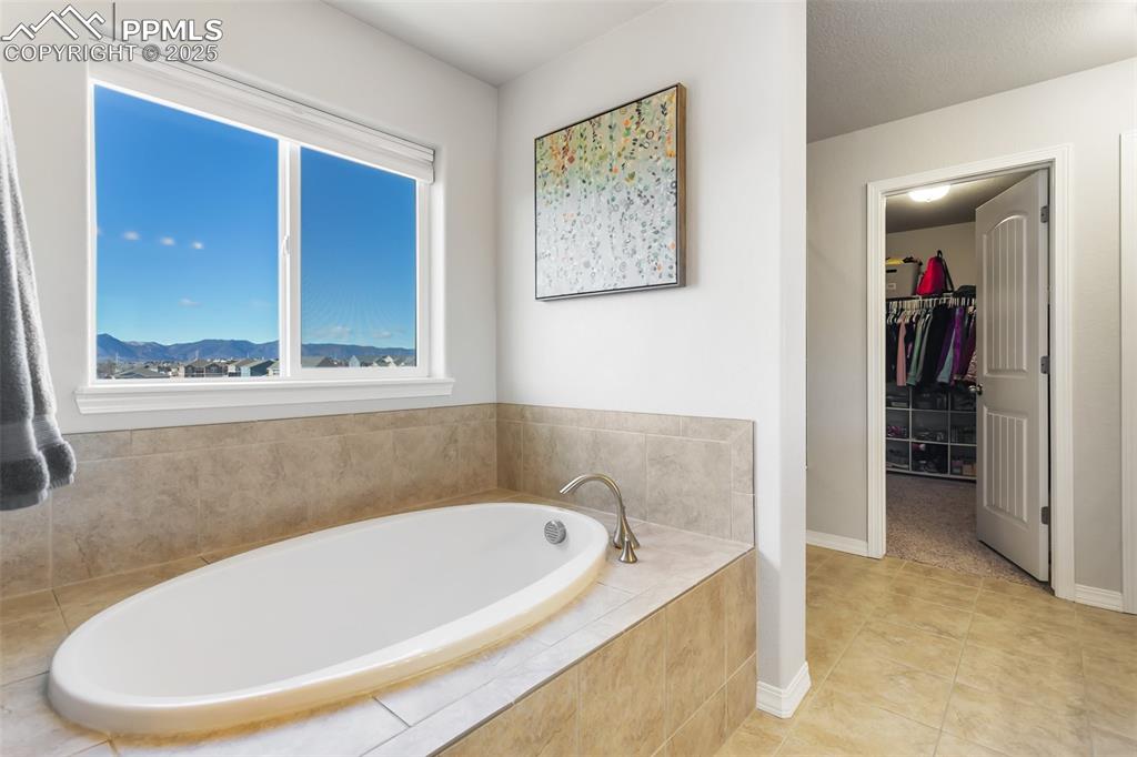 Image 20 of 42: Bathroom