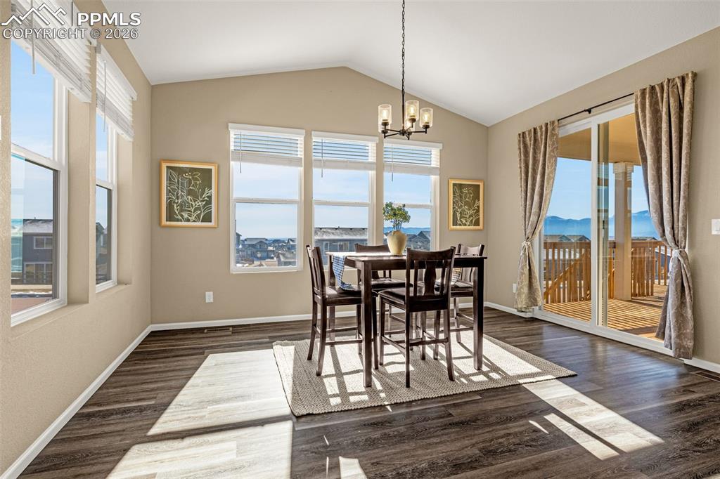 Image 18 of 46: Dining Area