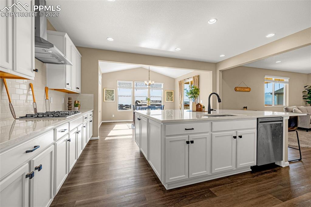 Image 22 of 46: Kitchen