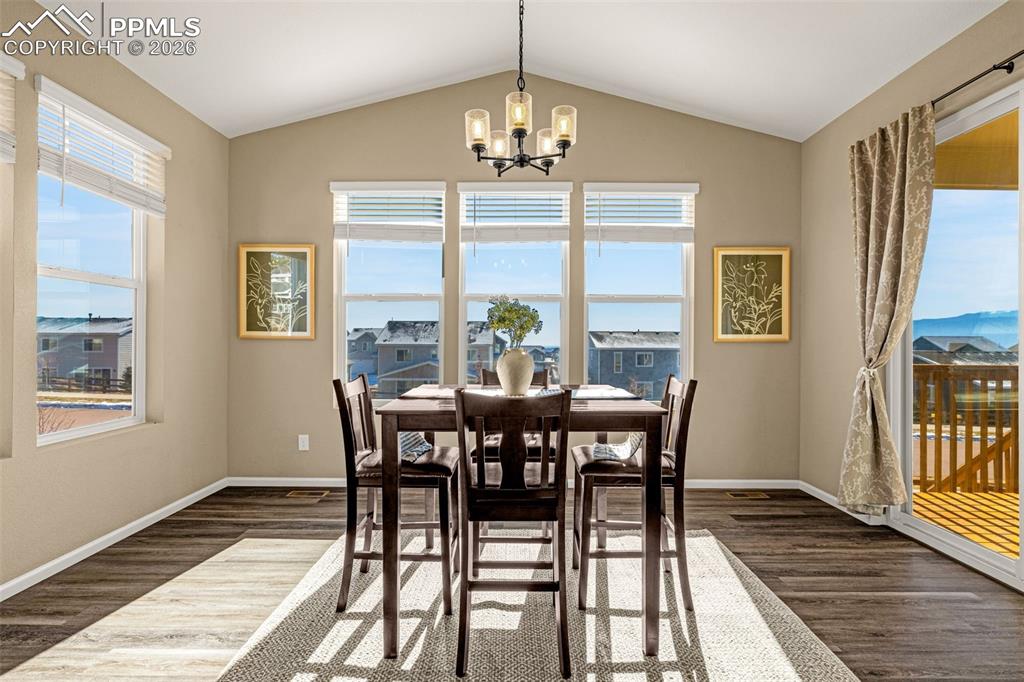 Image 23 of 46: Dining Area