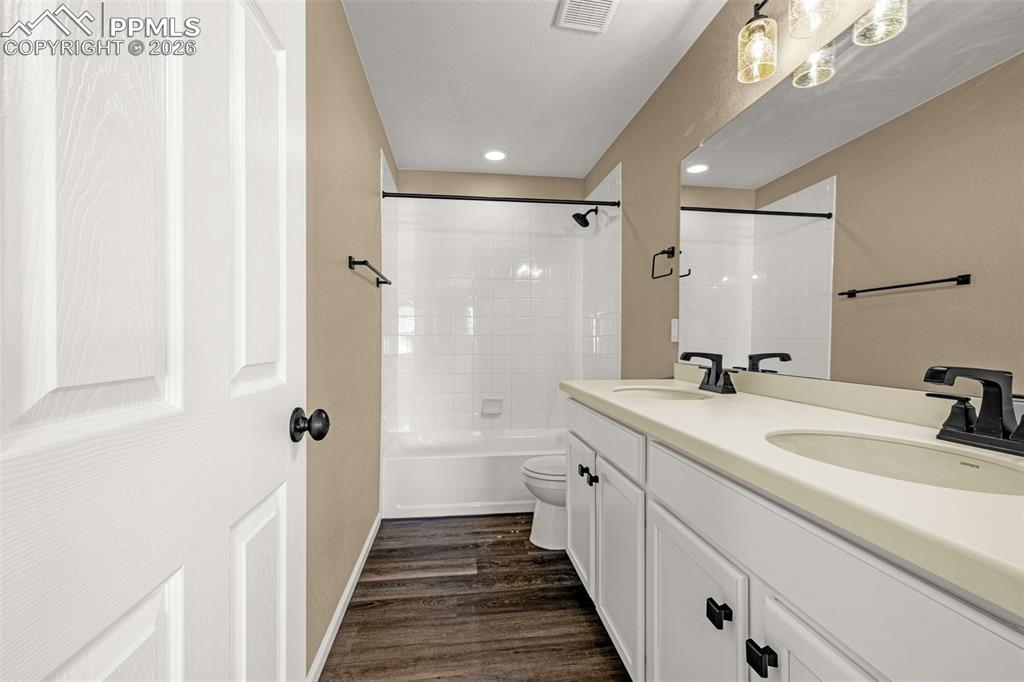 Image 34 of 46: Bathroom