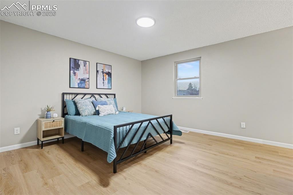 Image 19 of 28: Primary bedroom