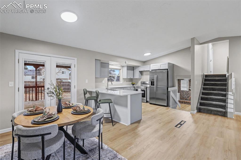 Image 6 of 28: Dining room