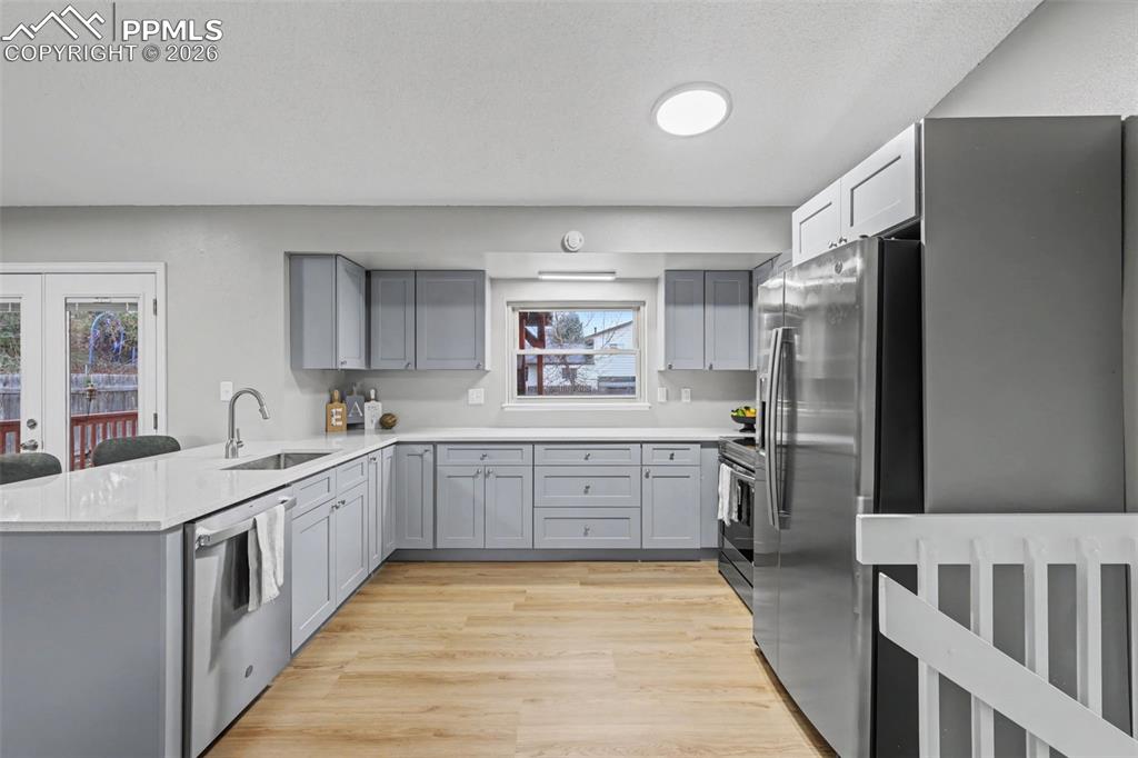 Image 8 of 28: Kitchen