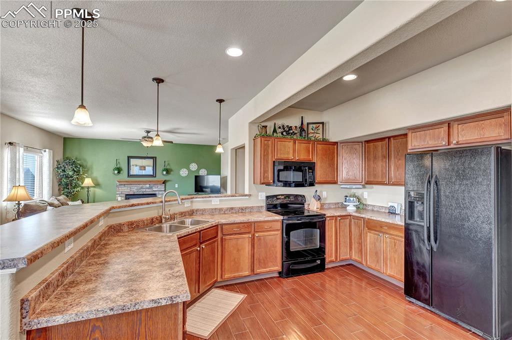 Image 16 of 47: Kitchen