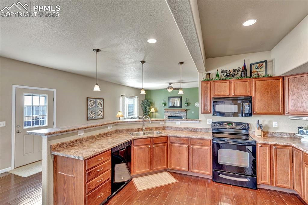 Image 18 of 47: Kitchen