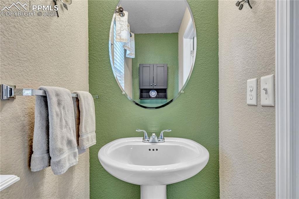 Image 19 of 47: Bathroom