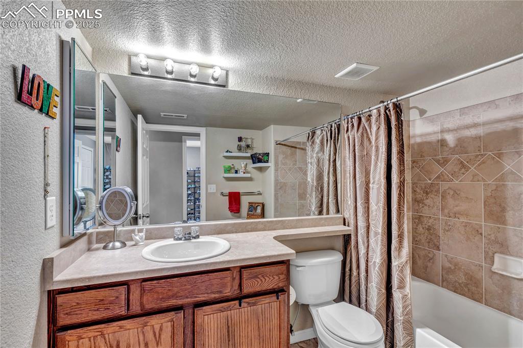 Image 38 of 47: Bathroom