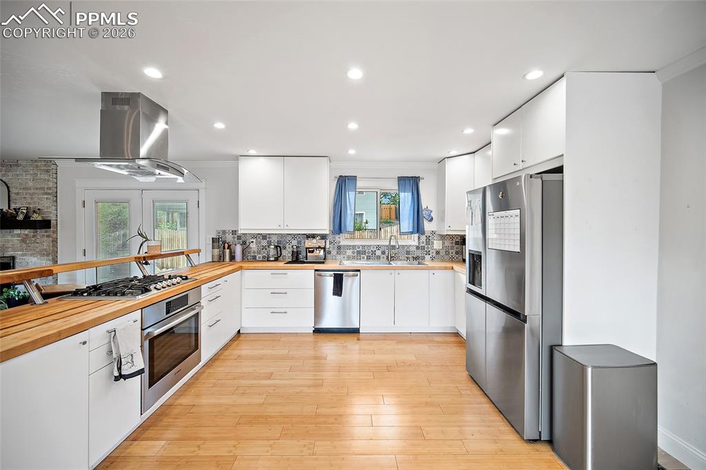 Image 13 of 47: Kitchen