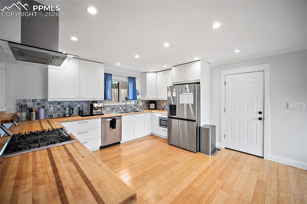 Image 14 of 47: Kitchen