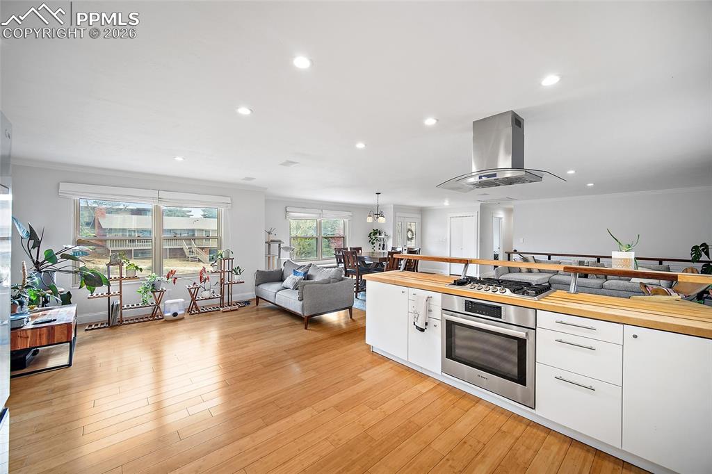 Image 15 of 47: Kitchen