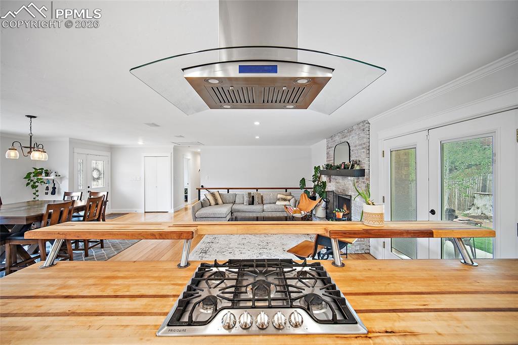 Image 16 of 47: Kitchen