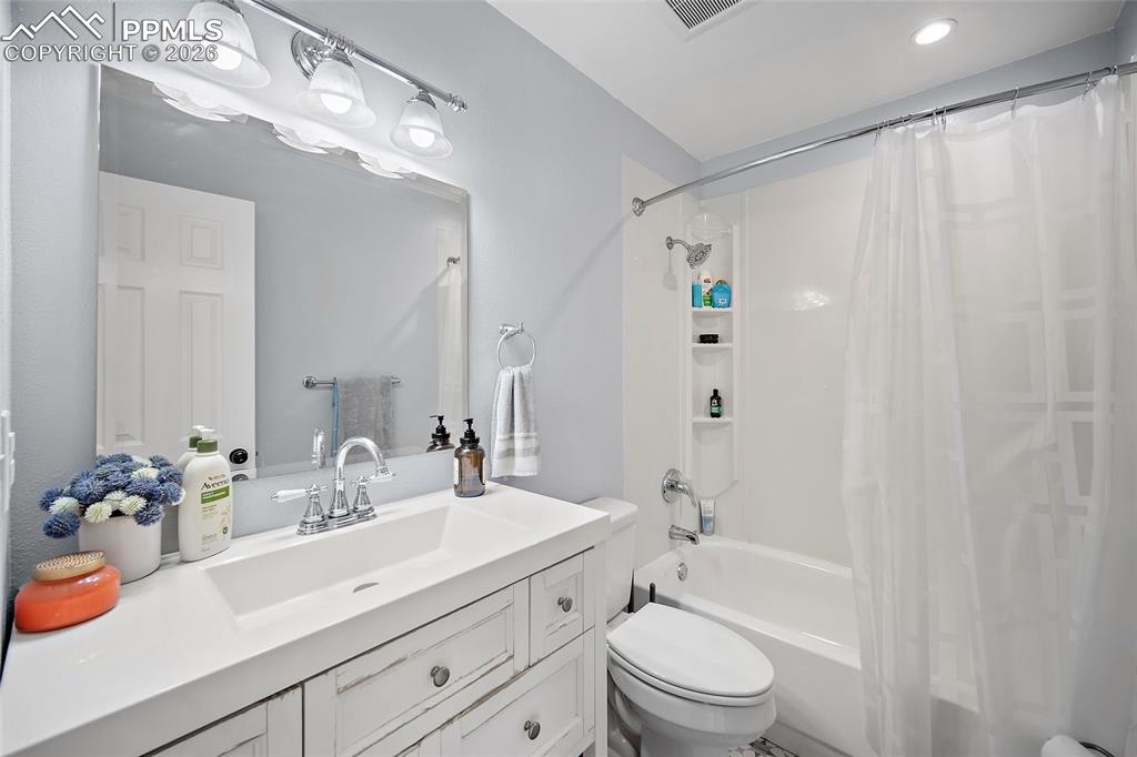 Image 17 of 47: Bathroom