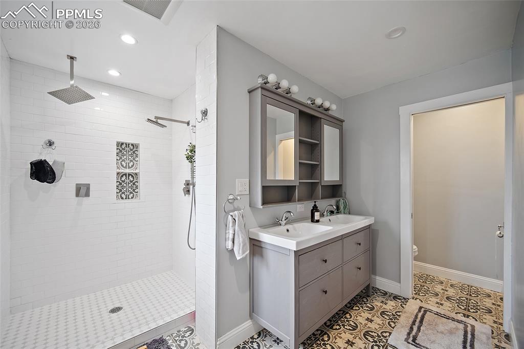 Image 22 of 47: Bathroom