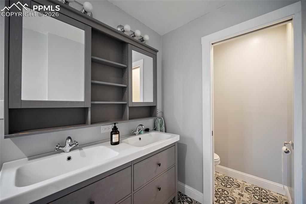 Image 23 of 47: Bathroom