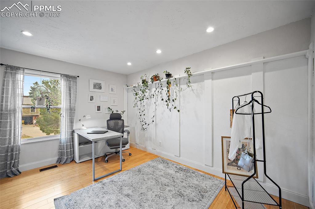 Image 24 of 47: Office