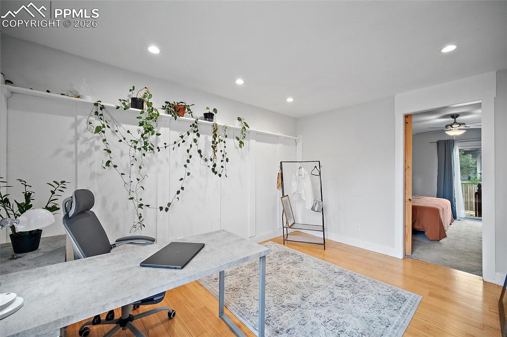 Image 25 of 47: Office