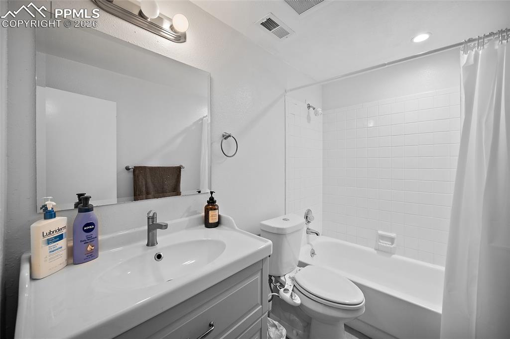 Image 31 of 47: Bathroom