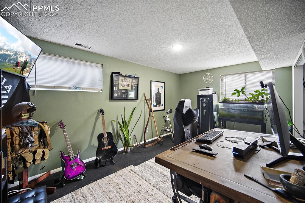 Image 34 of 47: Office