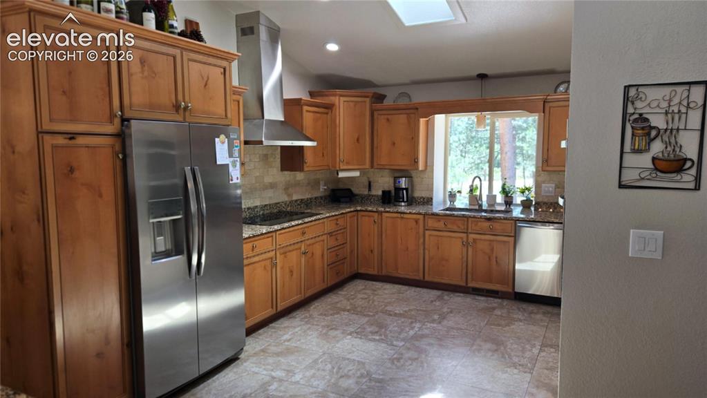 Image 10 of 46: Kitchen