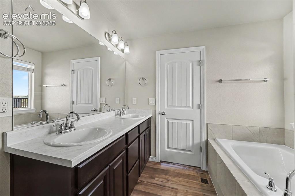 Image 18 of 43: Primary 5-piece Bathroom