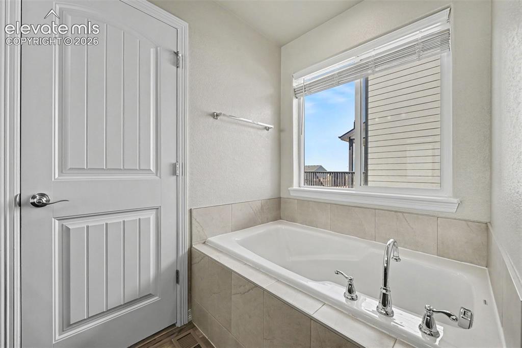 Image 19 of 43: Primary 5-piece Bathroom