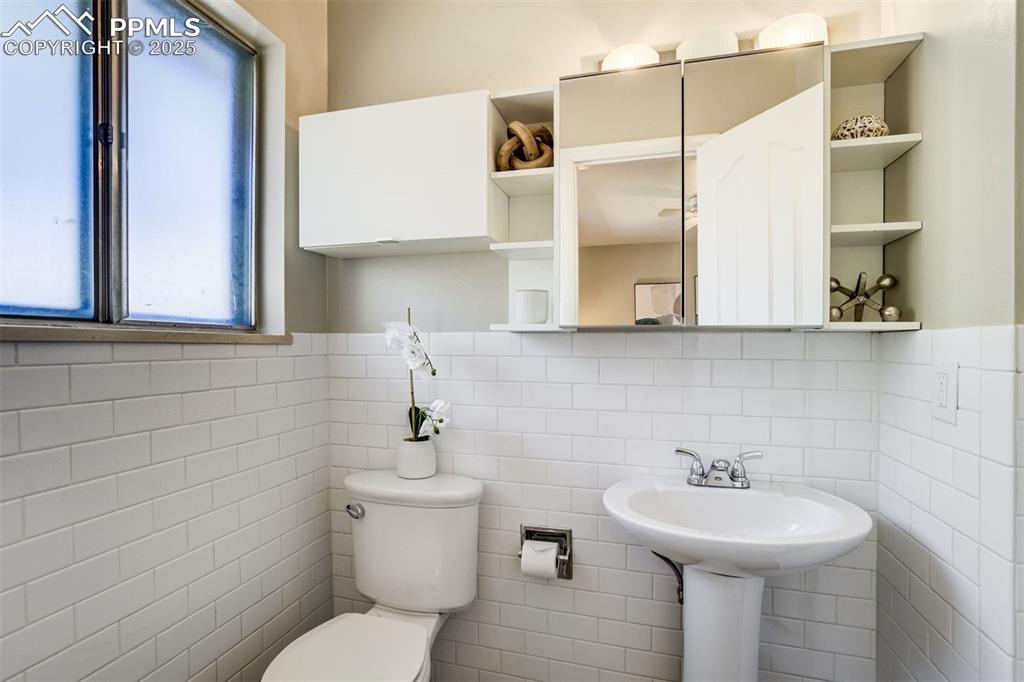 Image 12 of 36: En suite 3/4 bath