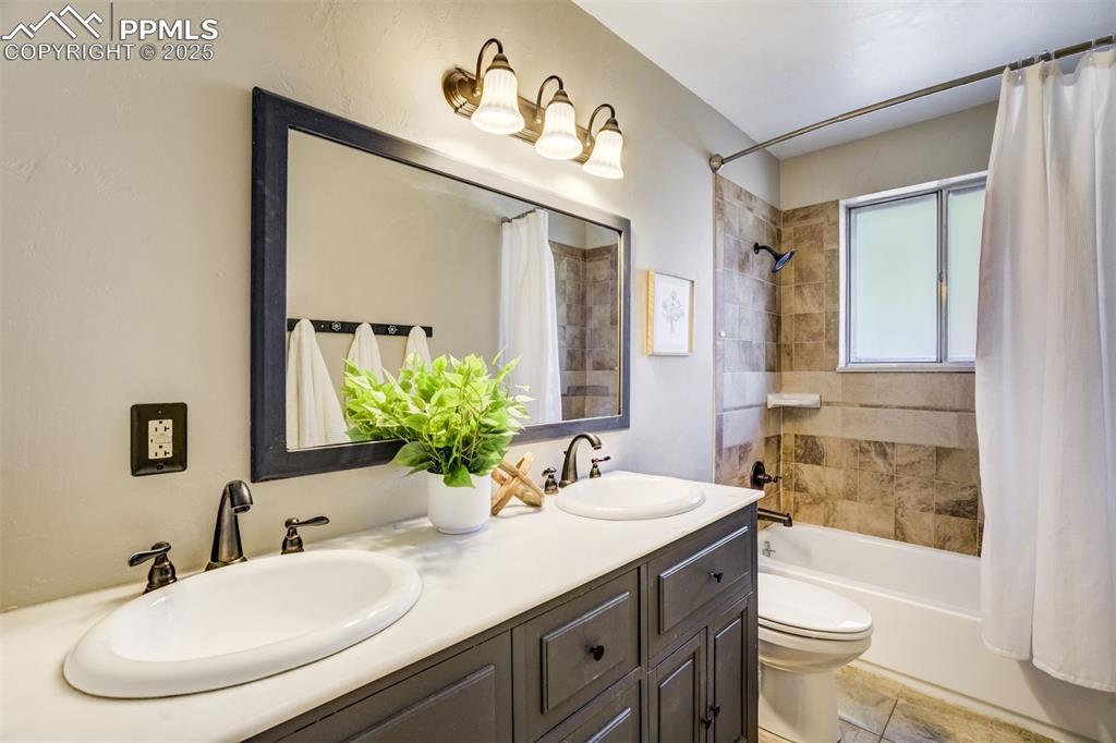 Image 18 of 36: Main level full bath