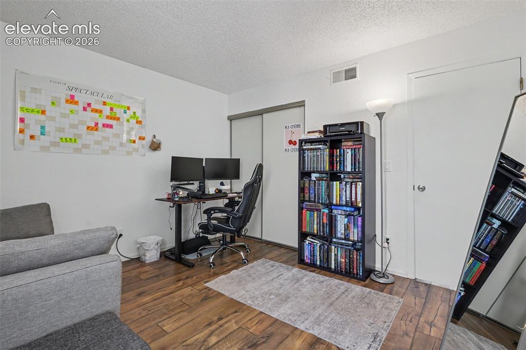 Image 18 of 29: Office