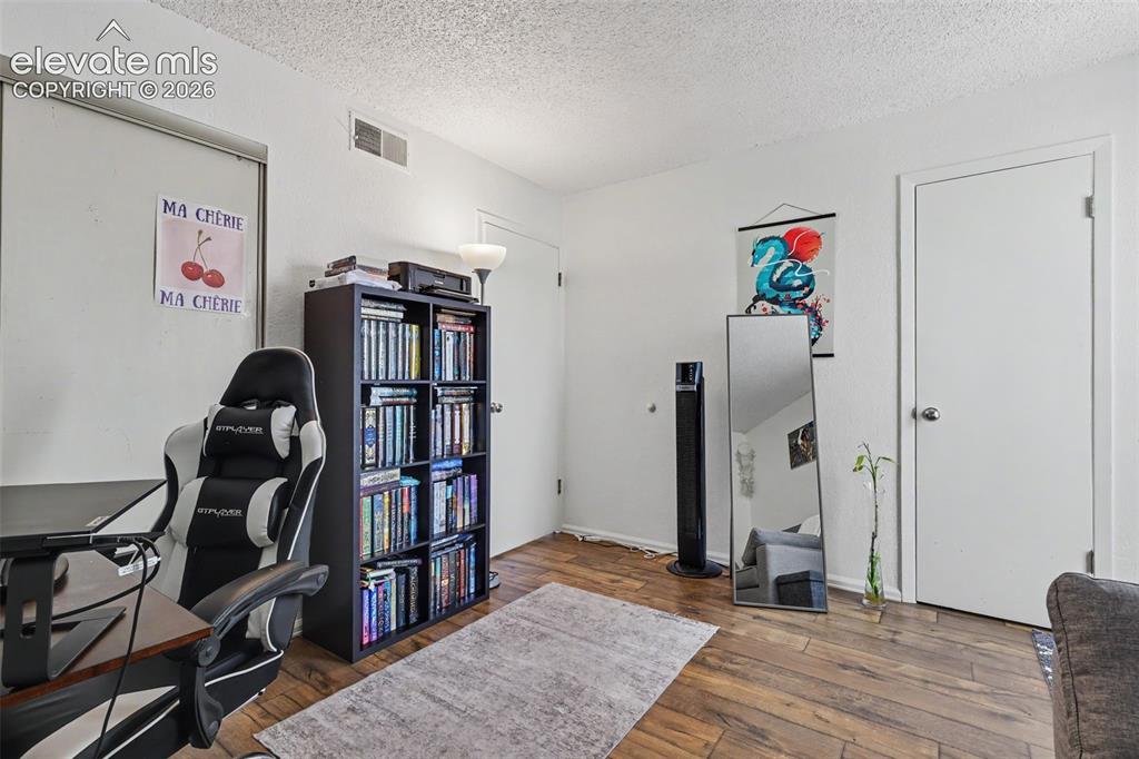 Image 19 of 29: Office