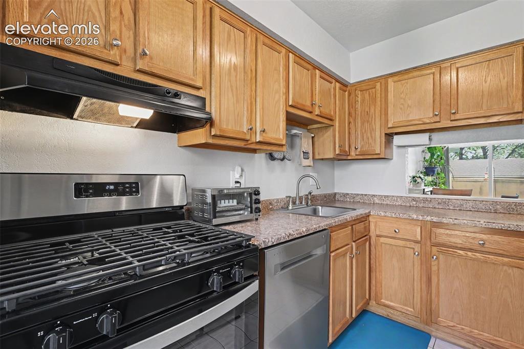 Image 8 of 29: Kitchen
