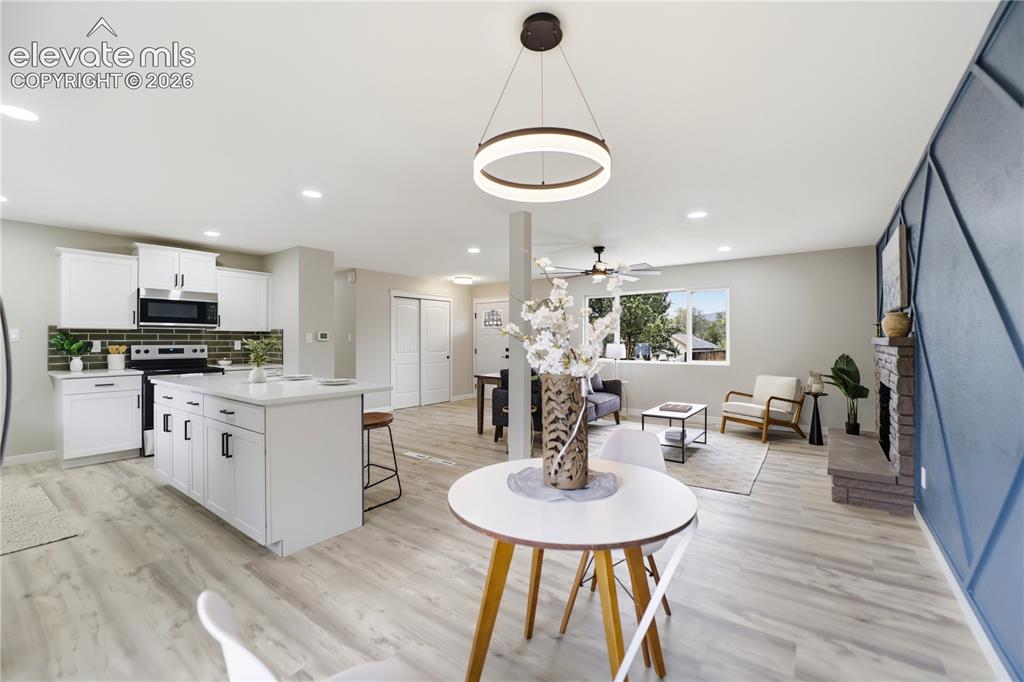 Image 11 of 50: Dining Area