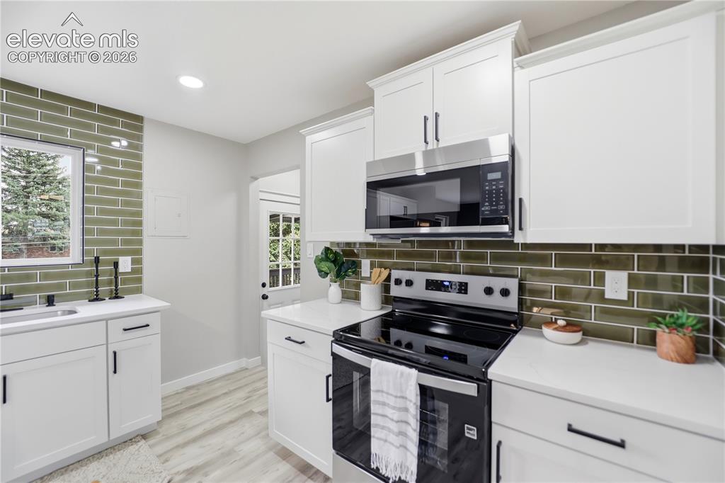 Image 14 of 50: Kitchen