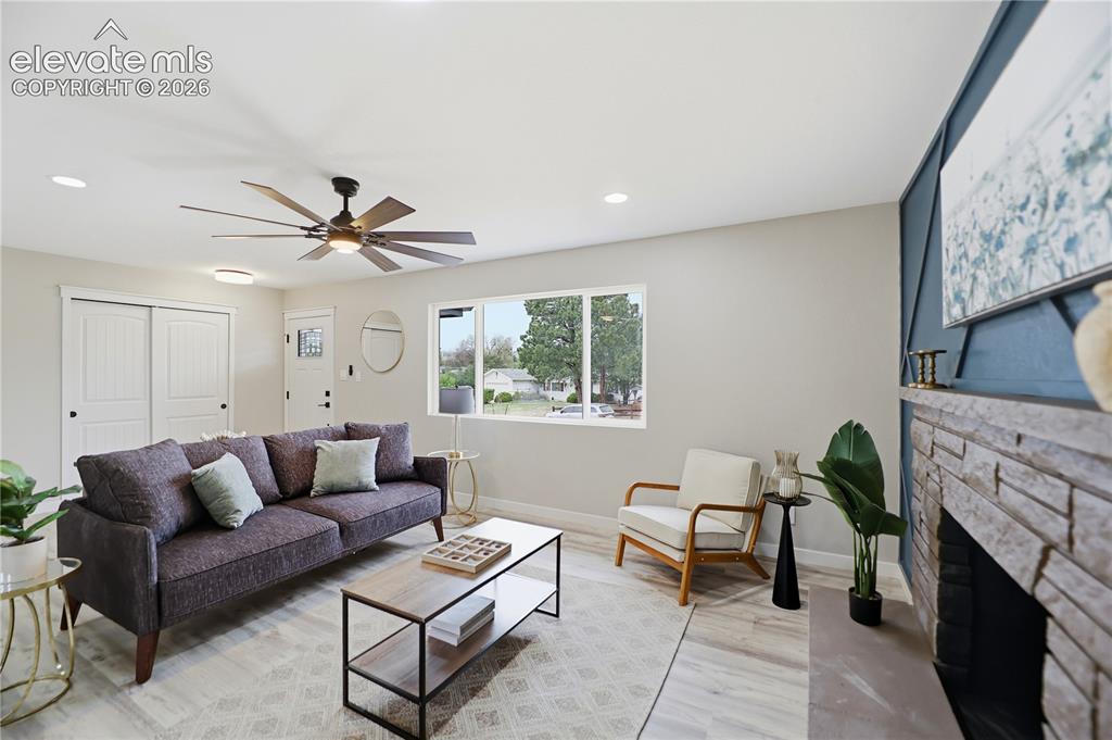 Image 8 of 50: Living Room