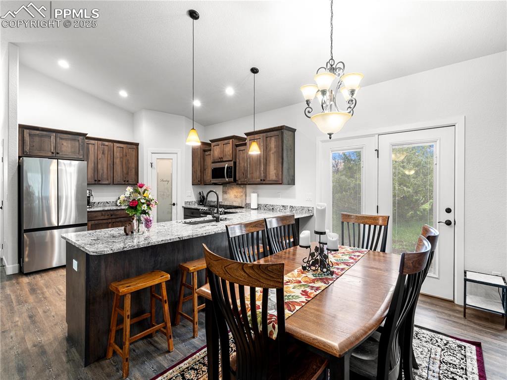 Image 10 of 34: Dining Area