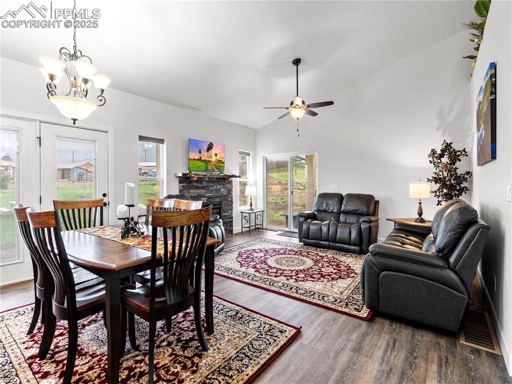 Image 11 of 34: Dining Area