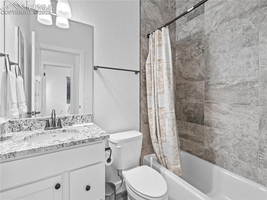 Image 19 of 34: Bathroom