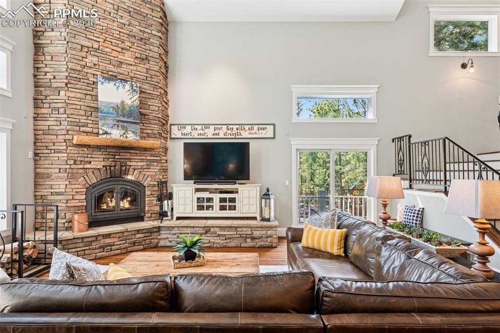 Image 10 of 50: Living Room