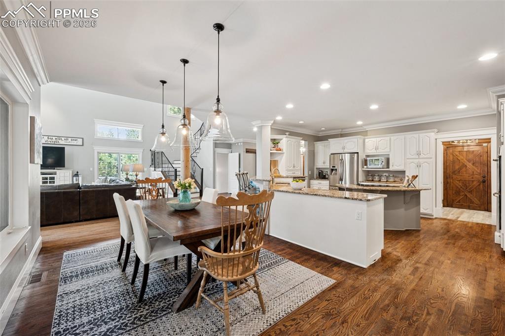 Image 13 of 50: Dining Area