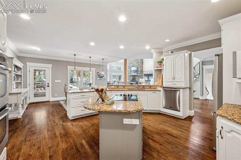 Image 16 of 50: Kitchen