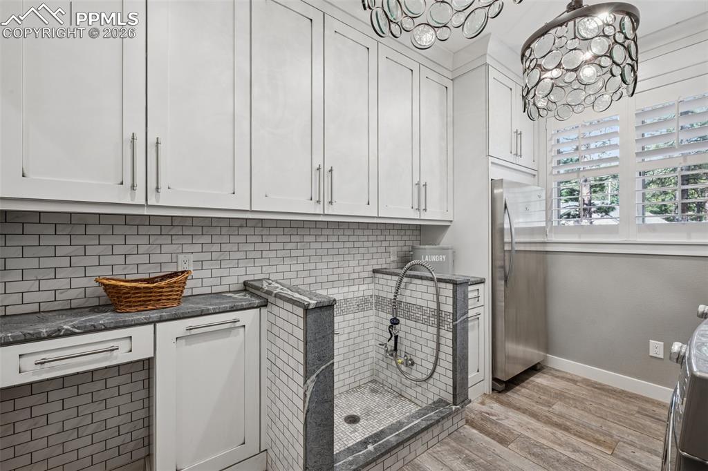 Image 20 of 50: Laundry