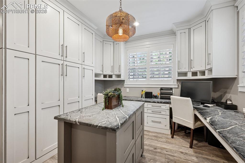 Image 21 of 50: Laundry