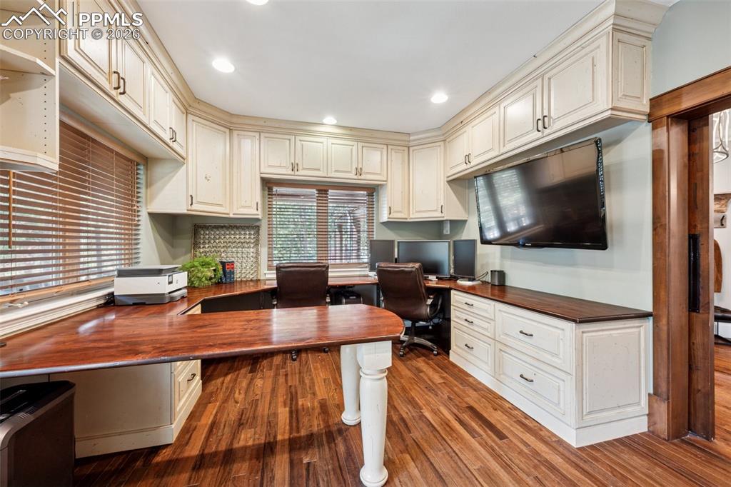 Image 23 of 50: Office