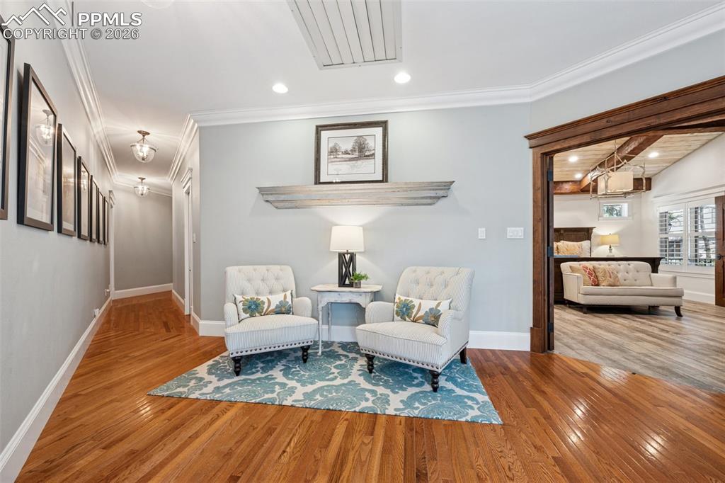 Image 24 of 50: Office